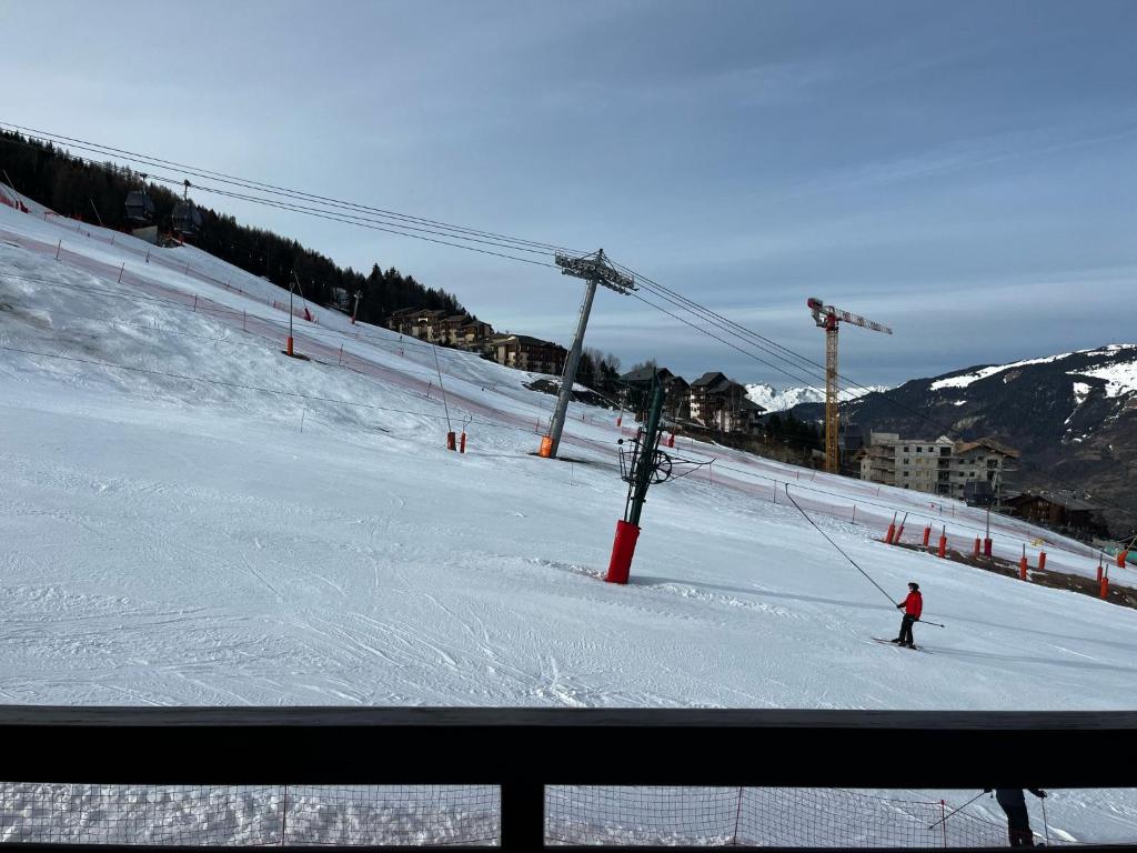 eine Person, die eine schneebedeckte Skipiste hinunterfährt in der Unterkunft Apartemet montagne La pagne Motalbert au pied des pistes location semane de samadi a samedi in Montalbert