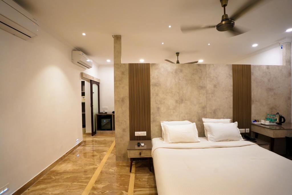 Postel nebo postele na pokoji v ubytování Avenue 11 Boutique Residences, Poes Garden Chennai