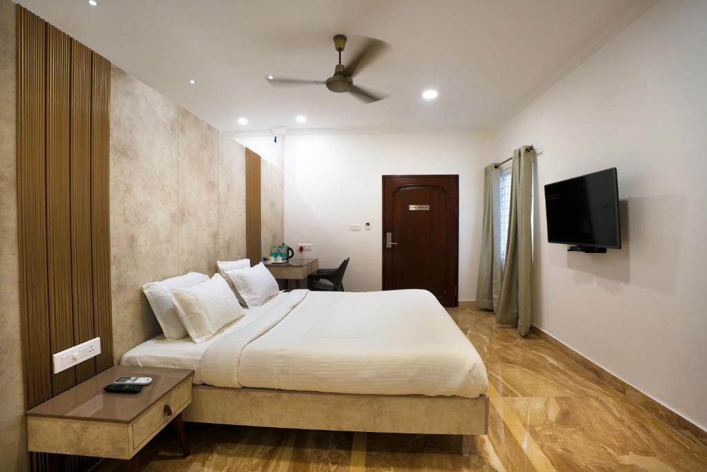 TV a/nebo společenská místnost v ubytování Avenue 11 Boutique Residences, Poes Garden Chennai