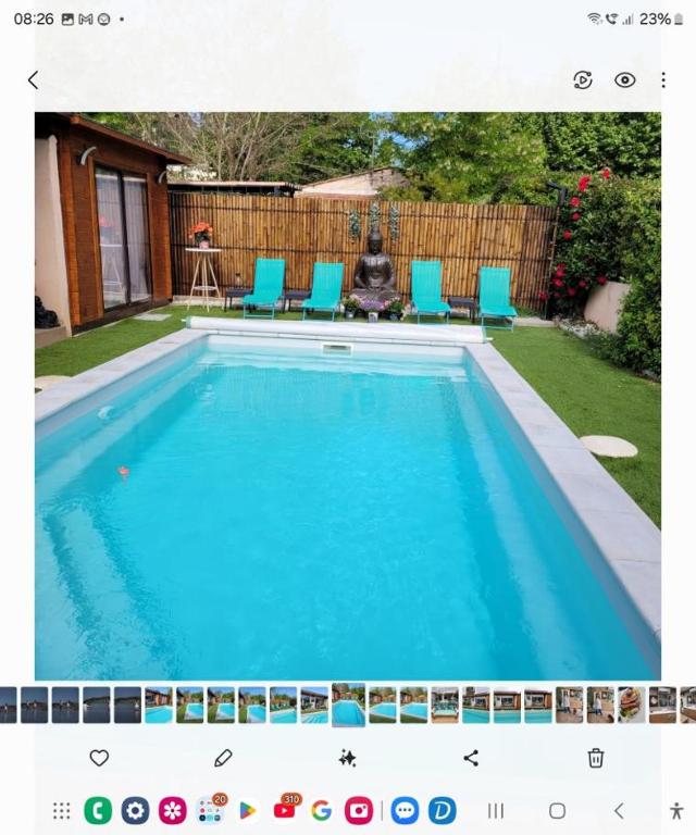 une photo d'une piscine avec des chaises bleues dans l'établissement Le Garlaban, à Aubagne