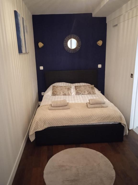 une chambre avec un lit avec un miroir au mur dans l'établissement Paris Center, 1BR-4P, Sentier, à Paris