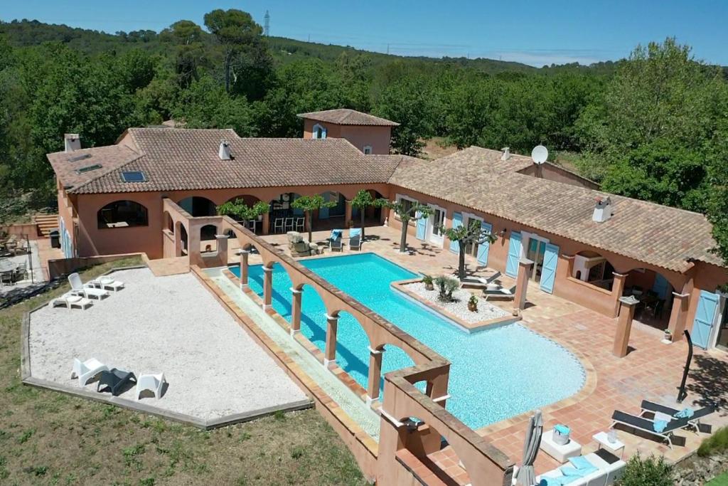 une vue aérienne d'une maison avec piscine dans l'établissement L hacienda Provençale, à Trans-en-Provence