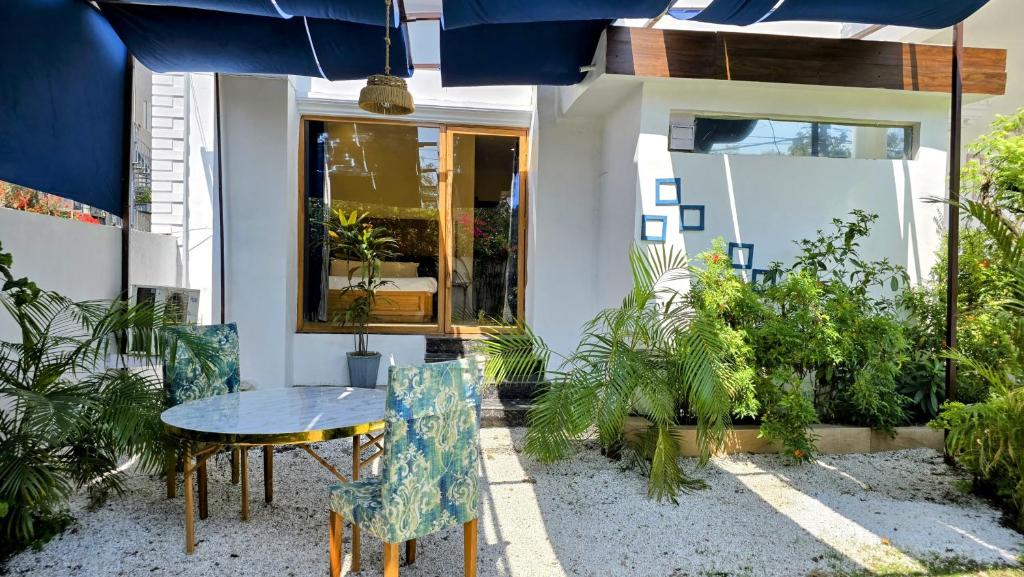 Aed väljaspool majutusasutust Giovanni Suites