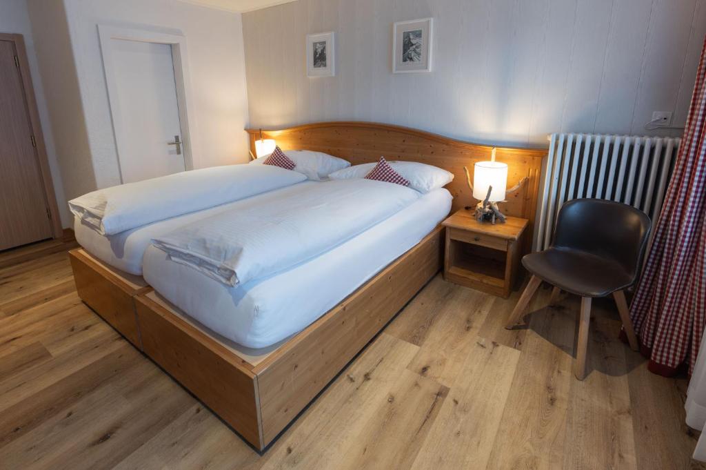 Uma cama ou camas num quarto em Hotel Bernerhof Grindelwald