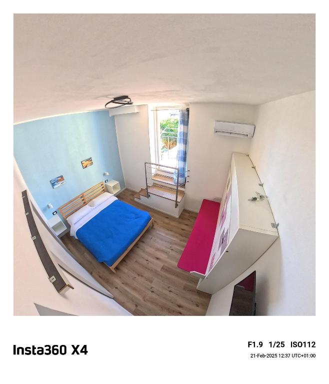 a small room with a bed and a desk at IL MARINAIO BED&RELAX in Livorno