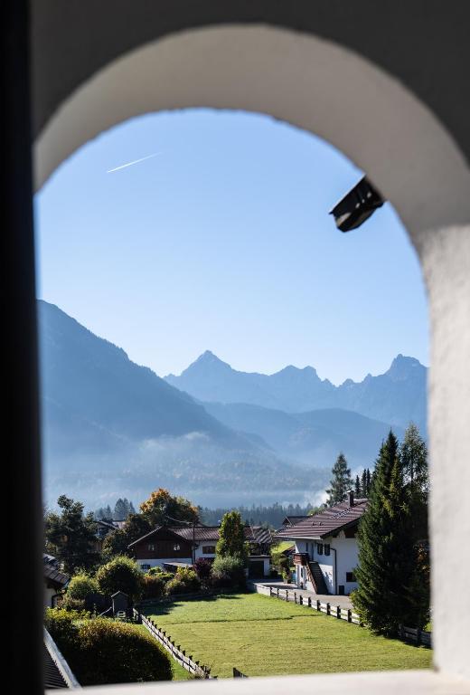 Alpenjuwel Parkhotel Wallgau 4 Sterne Superior Genusshotel mit Spa feinster Kulinarik & Golf Ihr Rückzugsort inmitten der Alpen mit Tradition und Eleganz - Habitación Doble Con Balcón (1 Adulto)