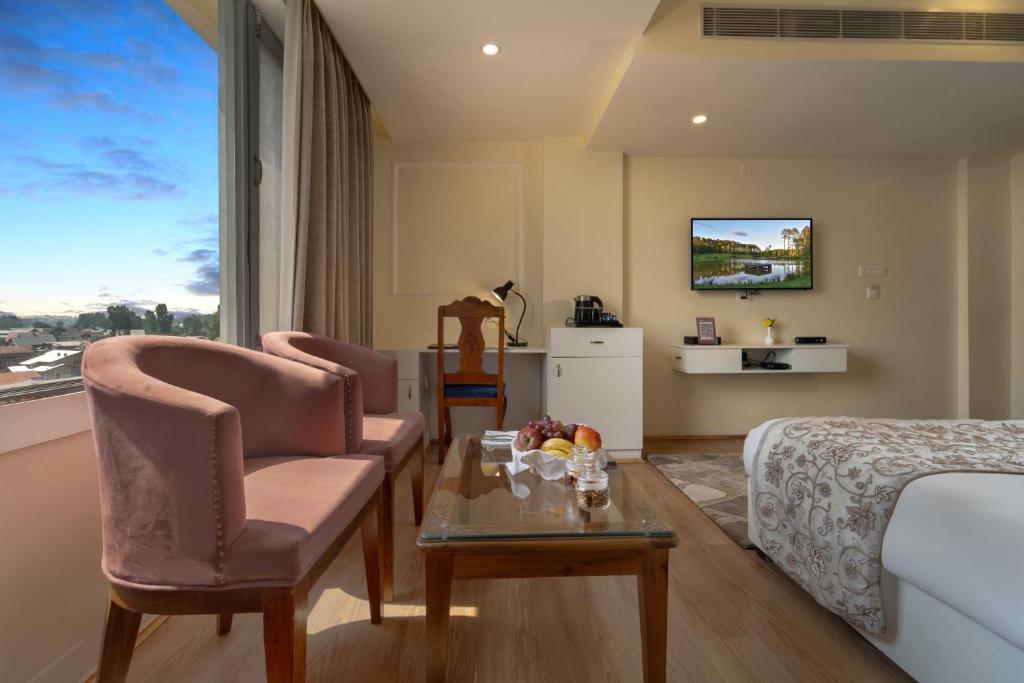 TV a/nebo společenská místnost v ubytování ARCO Hotels and Resorts Srinagar