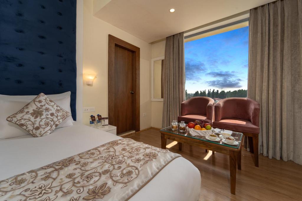Postel nebo postele na pokoji v ubytování ARCO Hotels and Resorts Srinagar