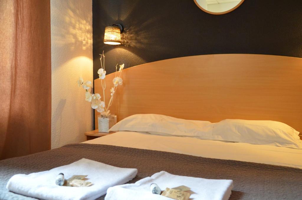 Postel nebo postele na pokoji v ubytování Hôtel de Lyon