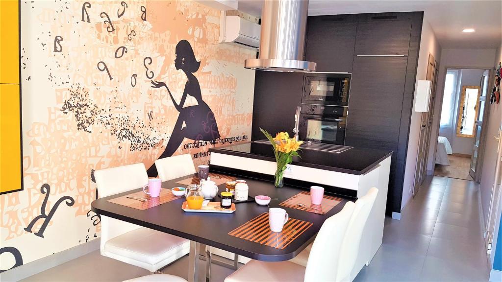 une cuisine avec une table et une salle à manger dans l'établissement Didalie locations mistral, à Sainte-Maxime