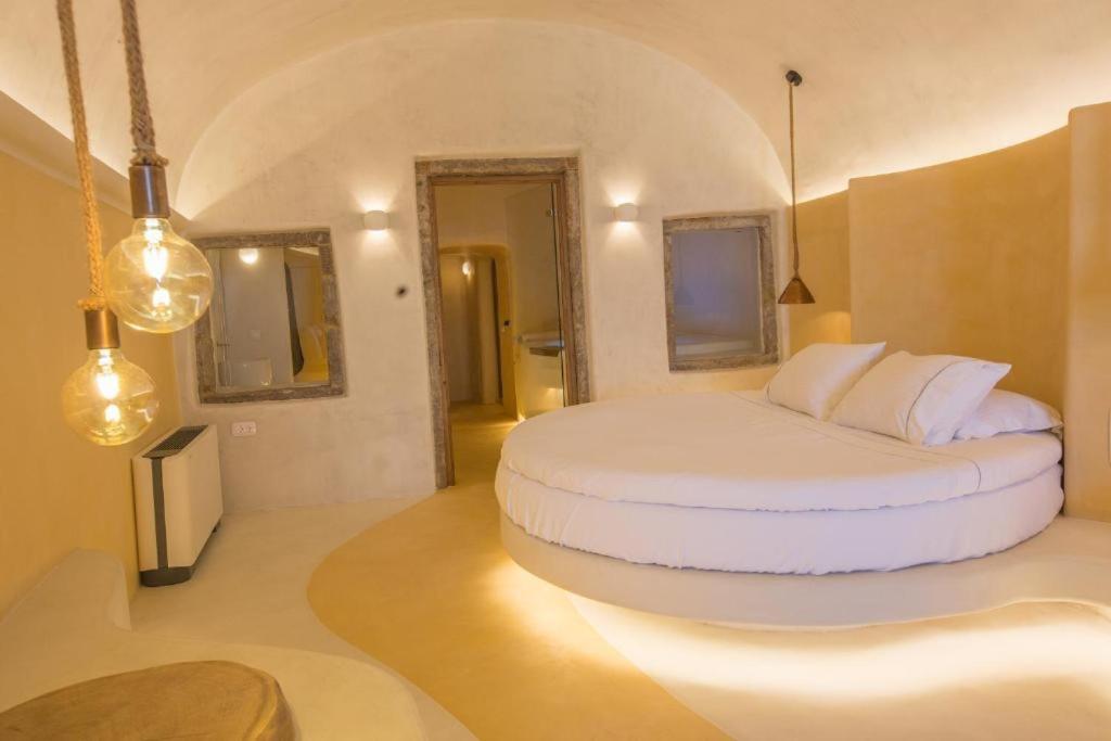 Postel nebo postele na pokoji v ubytování Chic Hotel Santorini