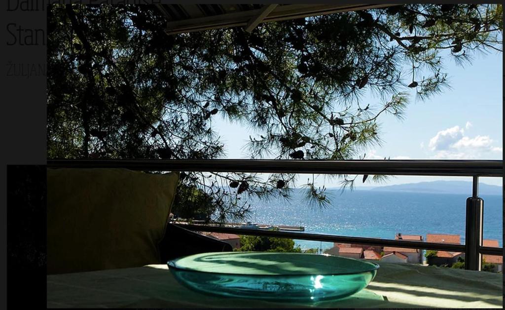 un tazón de cristal sentado en una mesa frente a una ventana en Olive-Sunset Haven in Zuljana, en Žuljana