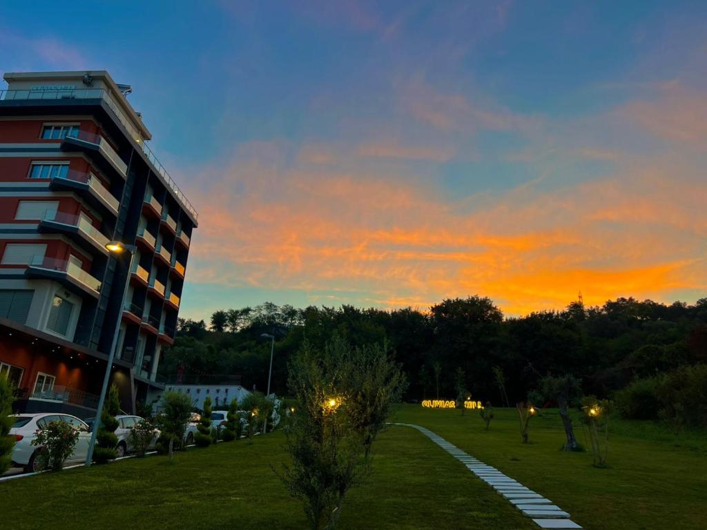 Východ nebo západ slunce při pohledu z hotelu nebo okolí