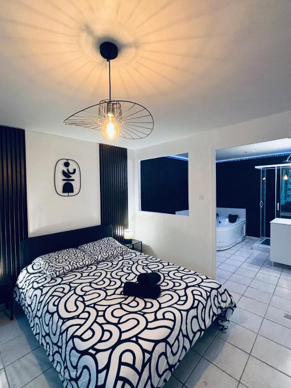 une chambre avec un chat noir allongé sur un lit dans l'établissement Love Room-Jacuzzy-Beziers, à Béziers