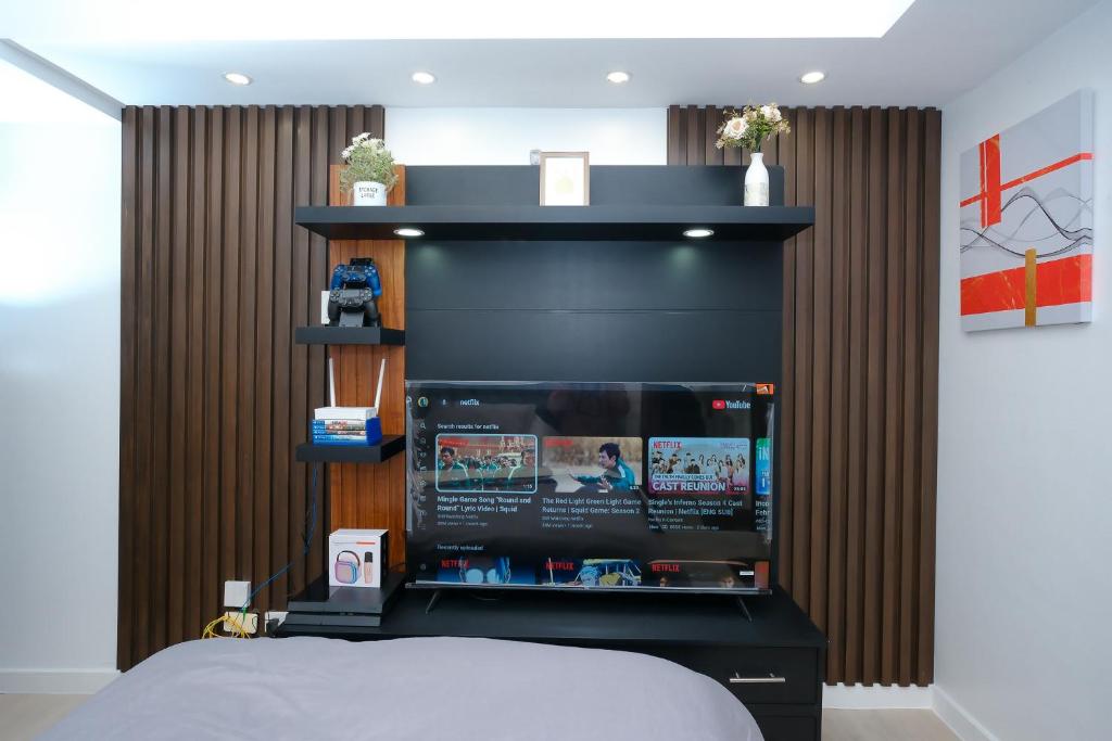 Postel nebo postele na pokoji v ubytování MJ Staycation Azure North Pampanga