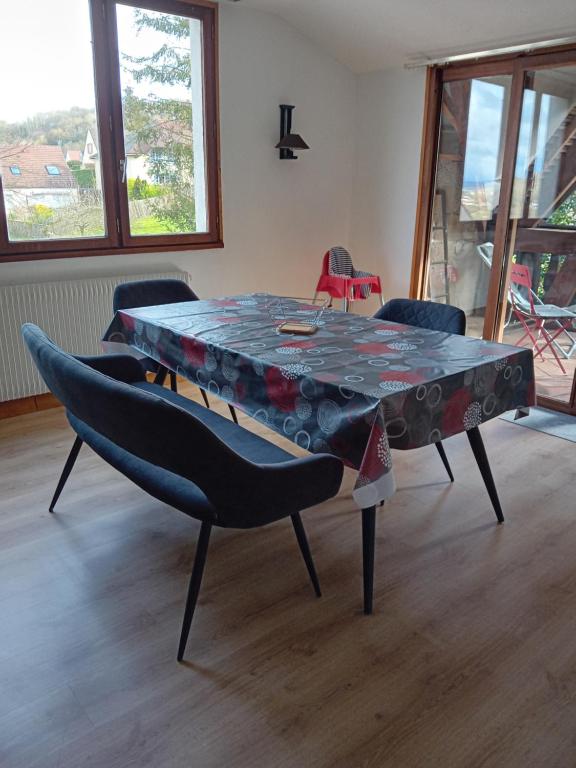 une table et des chaises dans une pièce dans l'établissement Les Hirondelles, à Blesmes