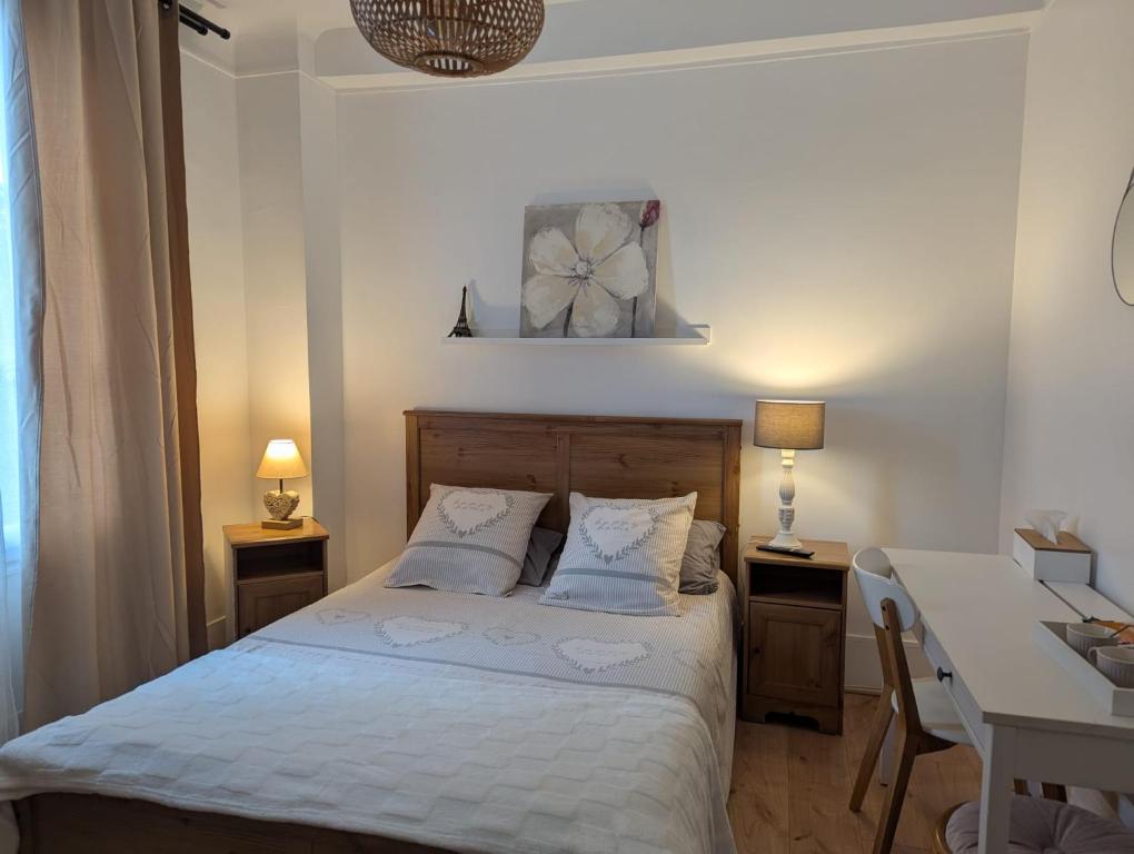 Ένα ή περισσότερα κρεβάτια σε δωμάτιο στο Chambre privée chez Ourdia