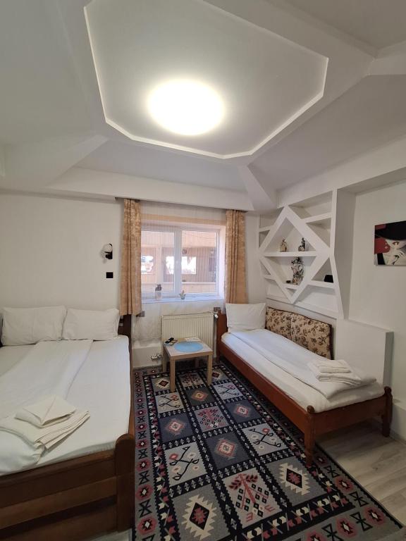 Giường trong phòng chung tại CASA CU LAVANDĂ