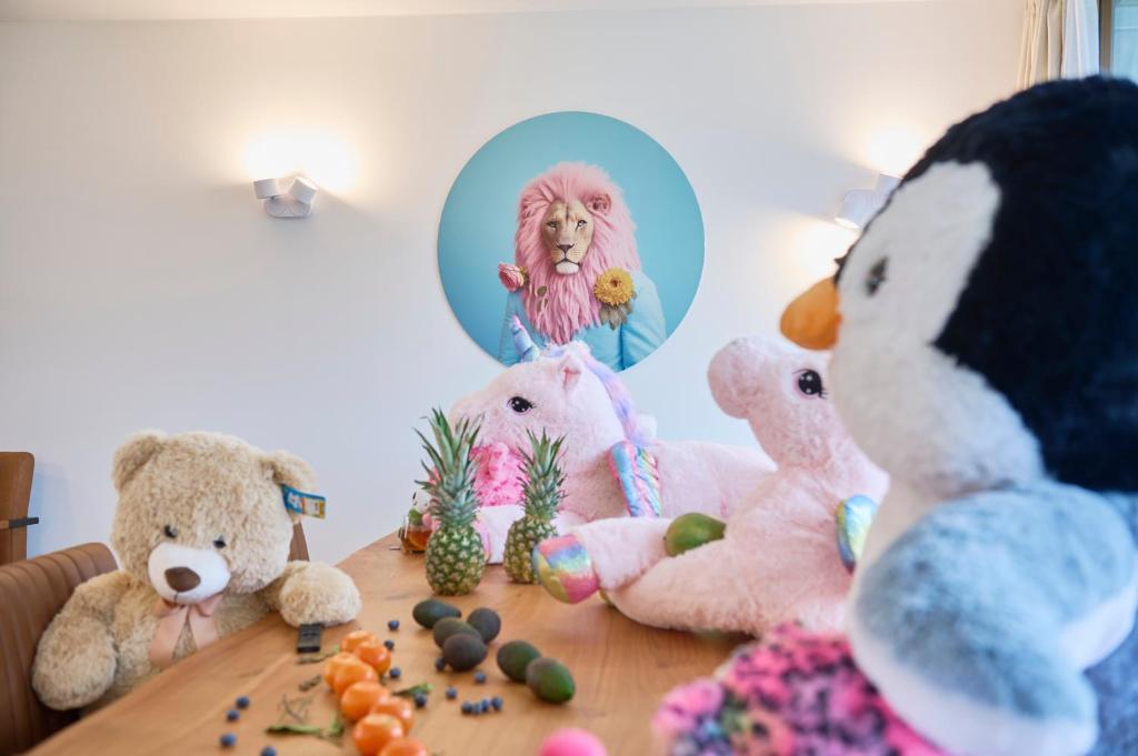 a group of stuffed animals sitting on a table at TROPICAL ISLAND 23B - Seesicht - Massage - BBQ - Billiard - Tischkicker - Penthouse - Parkplatz in Öhningen