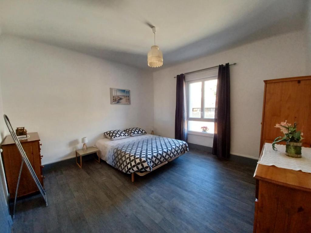 a bedroom with a bed and a window at Cosy T3 spacieux in Aubin