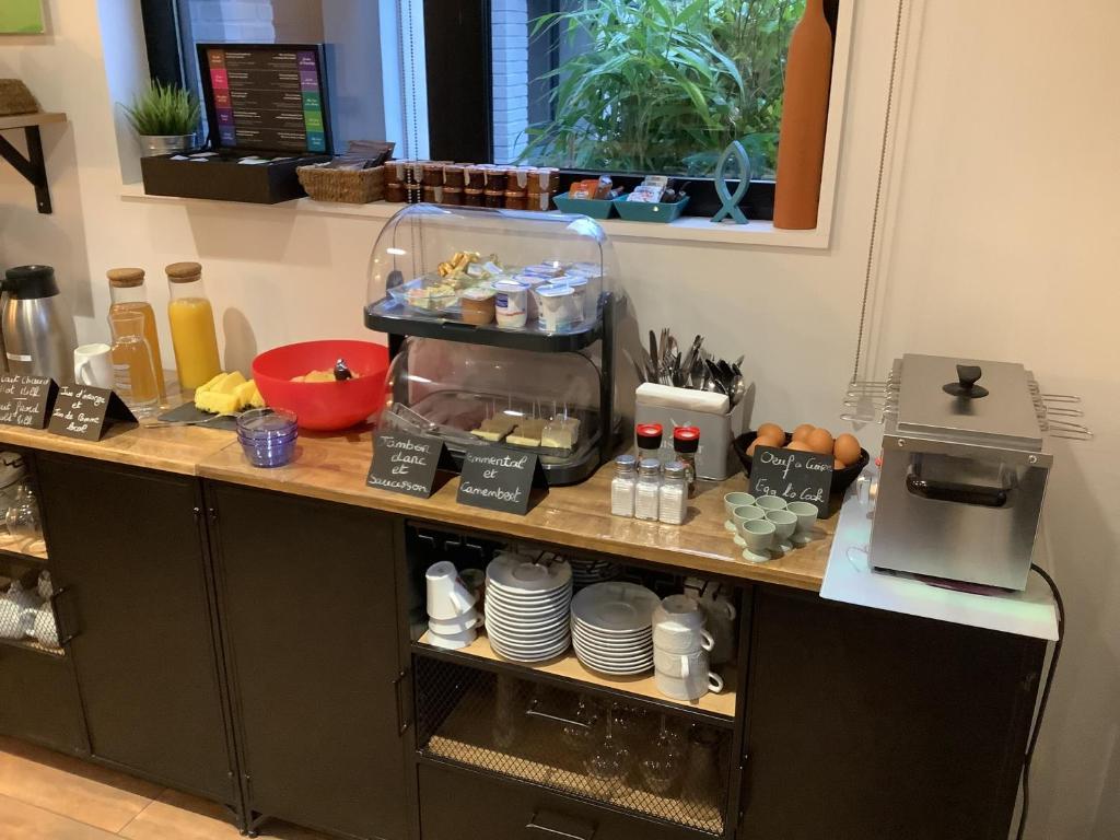 Kuchyň nebo kuchyňský kout v ubytování Hôtel Monet