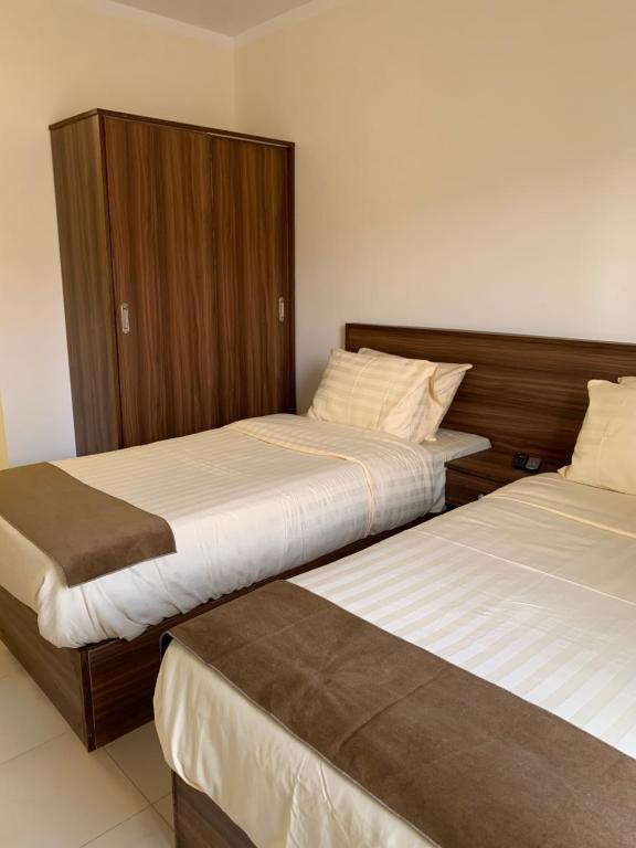 twee bedden naast elkaar in een kamer bij Traveller Namma bay in Sharm El Sheikh