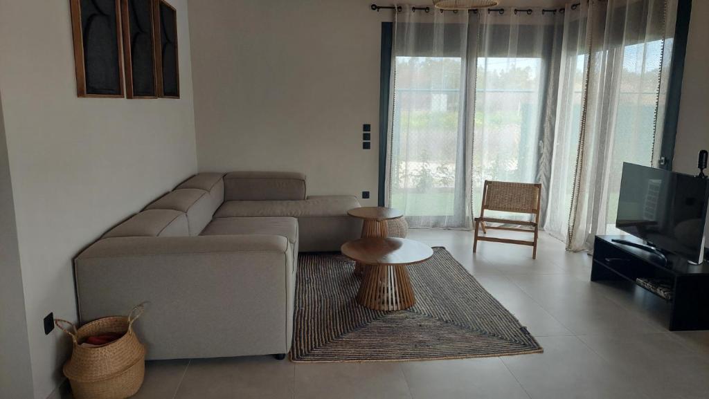 TV a/nebo společenská místnost v ubytování Elegant House with Private Pool