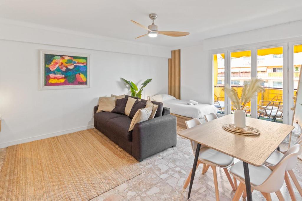 un salon avec un canapé et une table dans l'établissement Le Chambord - Hypercentre - Spacious - Terrace, au Cannet