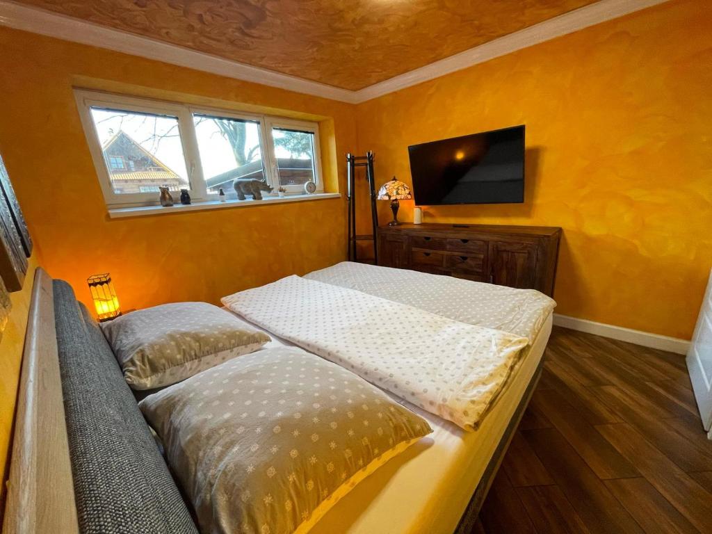 Postel nebo postele na pokoji v ubytování Ostravice Apartment