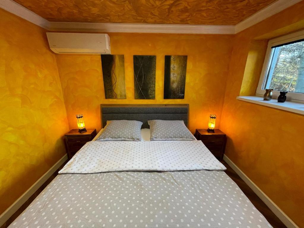 Postel nebo postele na pokoji v ubytování Ostravice Apartment
