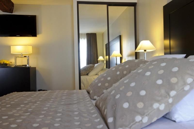 Postel nebo postele na pokoji v ubytování Hôtel Burgevin