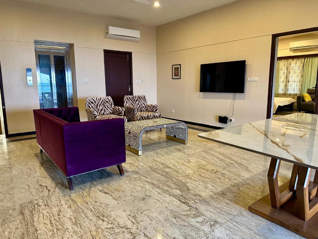 TV a/nebo společenská místnost v ubytování Costa Verde Luxury Seafront Villa