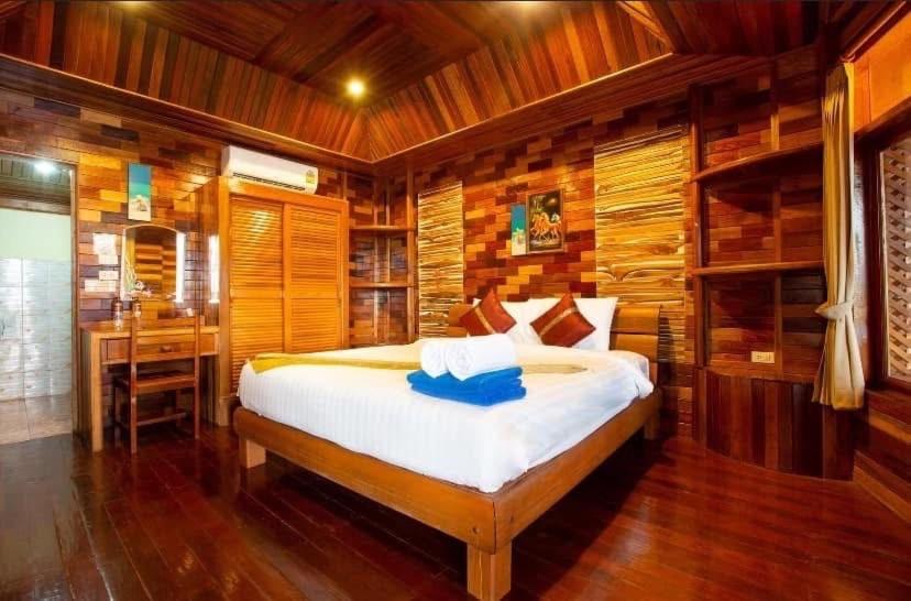 Postel nebo postele na pokoji v ubytování Sangsawan Palace Khaolak Resort