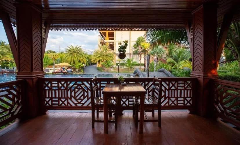 Balkón nebo terasa v ubytování Sangsawan Palace Khaolak Resort
