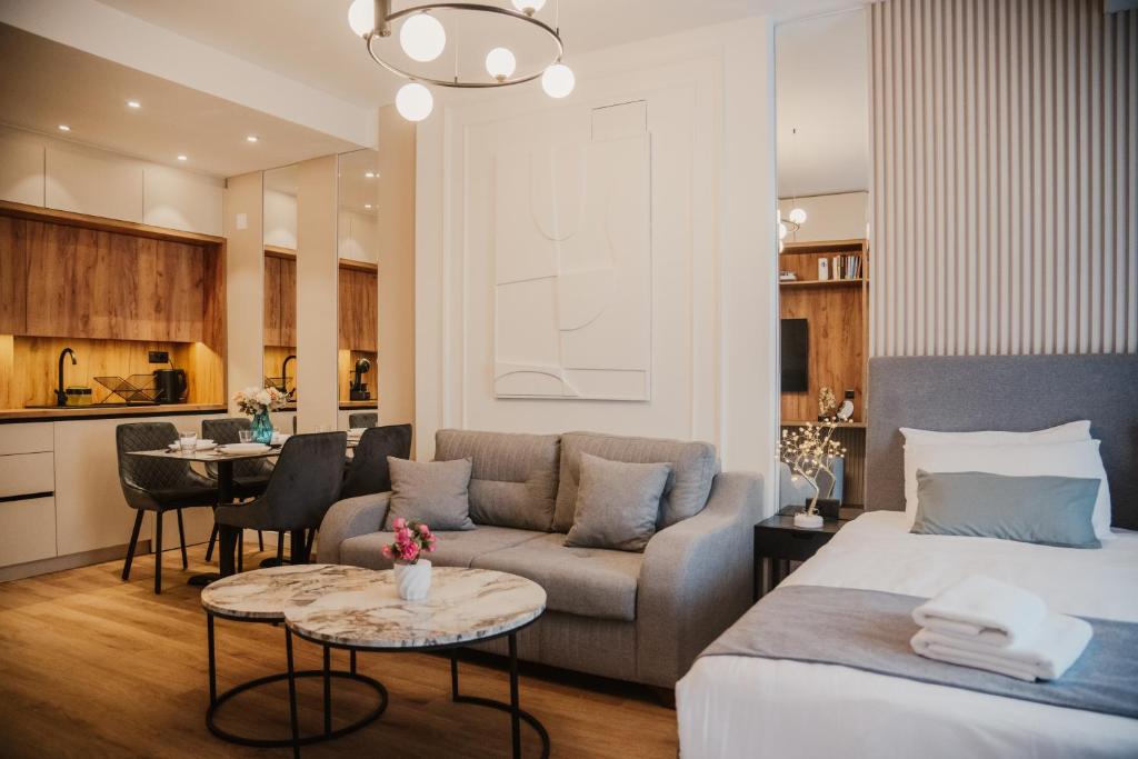 una habitación con una cama y un sofá y una mesa en EJ's Central Hub, en Ohrid