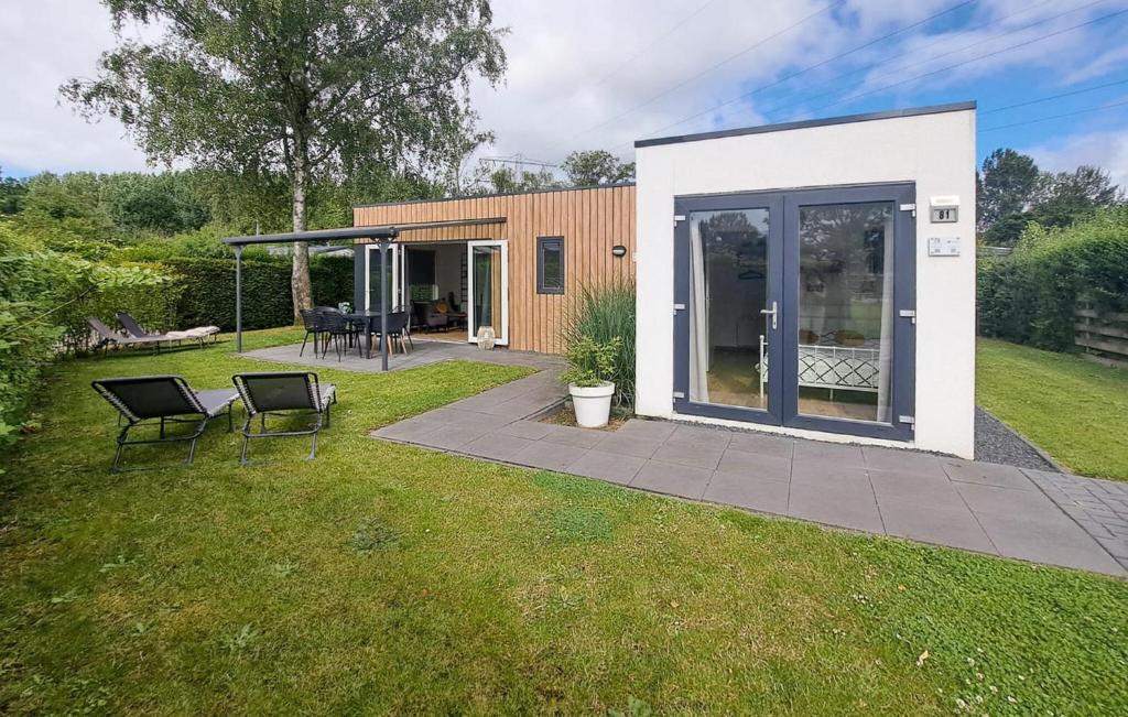 Κήπος έξω από το 3 Bedroom Awesome Home In Heinkenszand