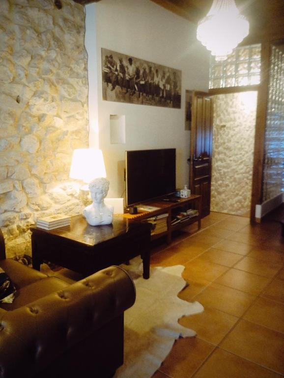 A television and/or entertainment centre at El Juacu