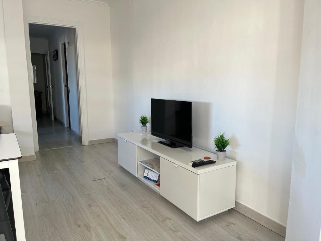 Televízia a/alebo spoločenská miestnosť v ubytovaní Apartamento en Salou