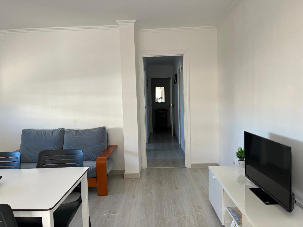 Televízia a/alebo spoločenská miestnosť v ubytovaní Apartamento en Salou