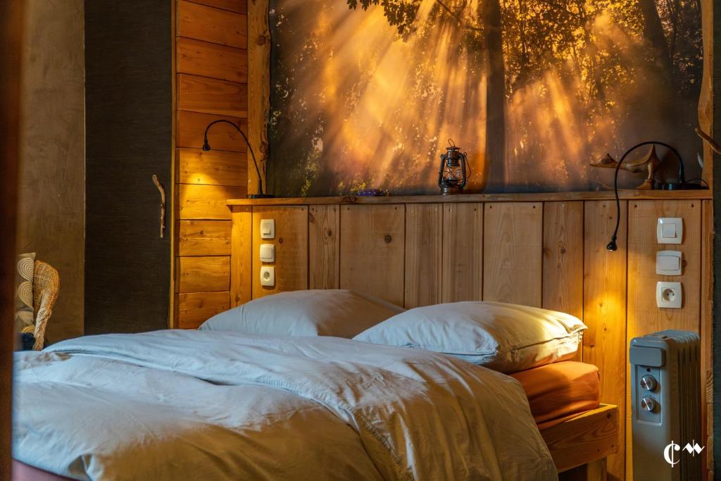 - une chambre avec un lit orné d'une grande peinture murale dans l'établissement Hotel Green Ecolodge, à La Colmiane