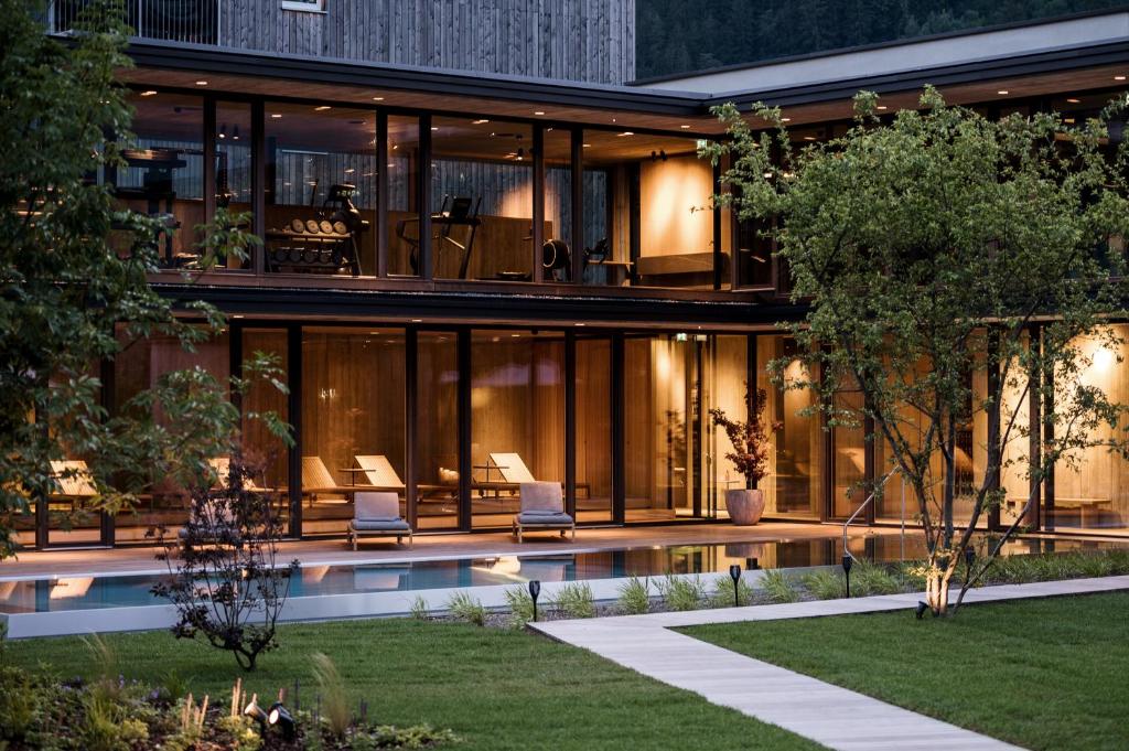 widok zewnętrzny domu z basenem w obiekcie zelloon boutique hotel w mieście Zell am Ziller