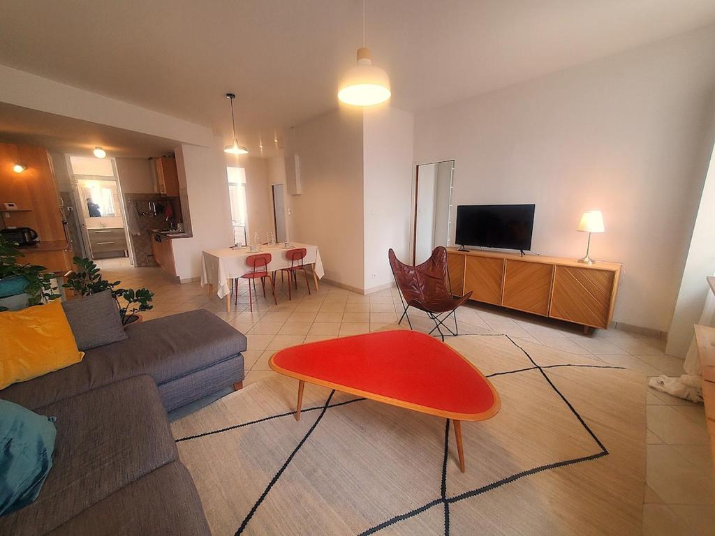 un salon avec un canapé et une table dans l'établissement Grand appartement, 4 chambres au cœur du Mourillon, à Toulon