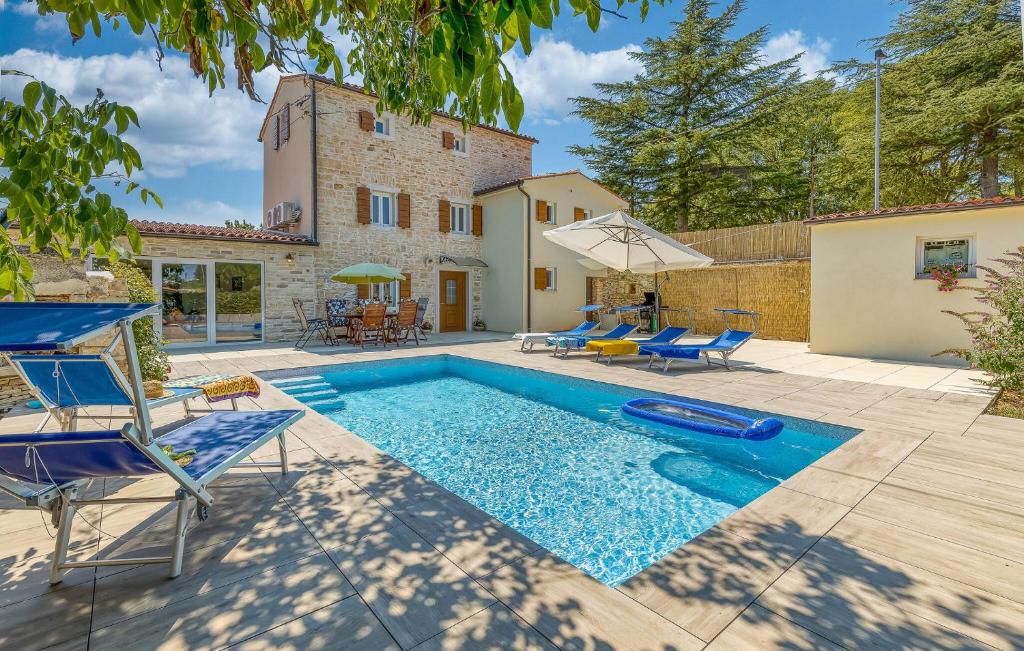 Πισίνα στο ή κοντά στο 3 Bedroom Beautiful Home In Kanfanar