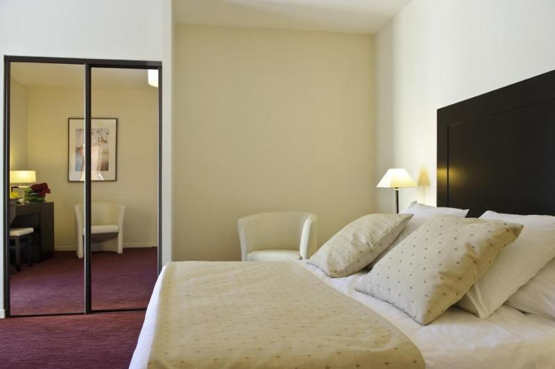 Postel nebo postele na pokoji v ubytování Hôtel Burgevin