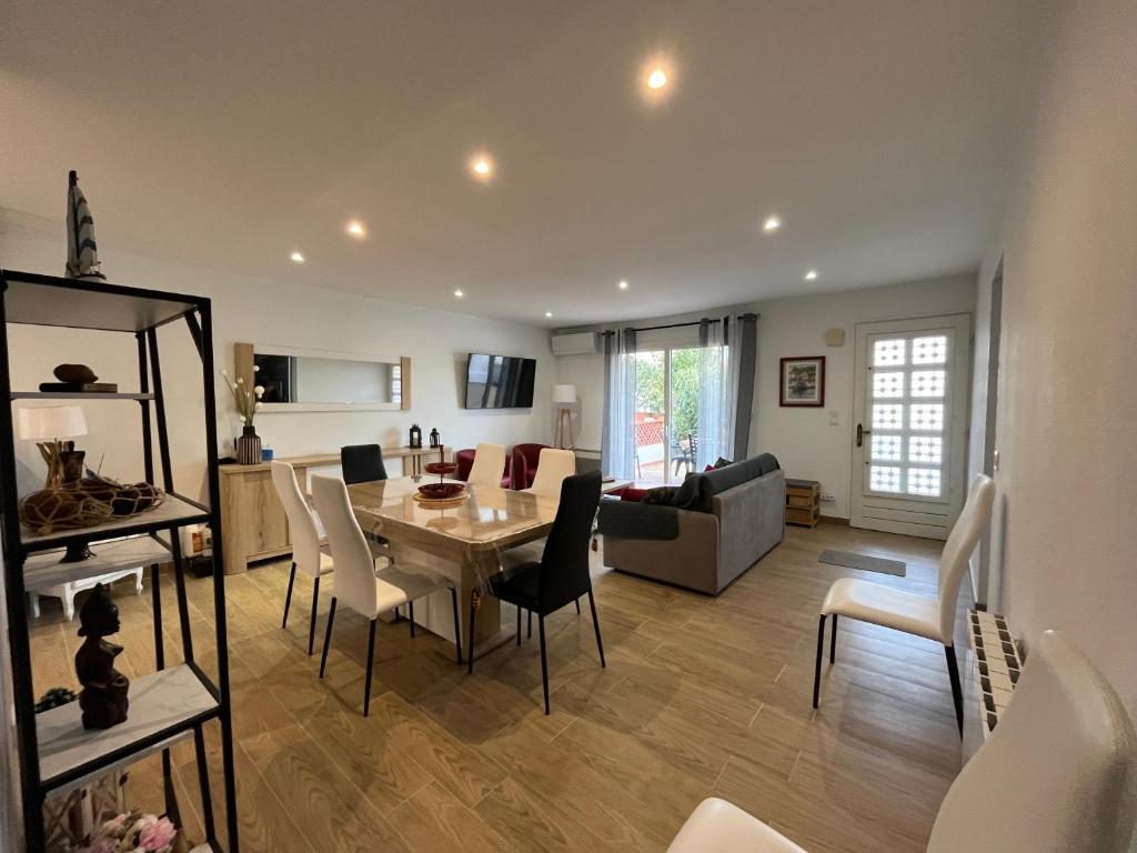 Posezení v ubytování Villa de charme plain pied 3 chambres décorée avec goût bel extérieur