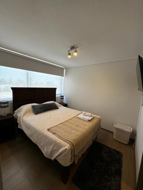サンティアゴにあるDepto amoblado Premium - Escapada Andinaの大きなベッドと窓のある寝室