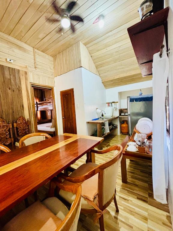 Η κουζίνα ή μικρή κουζίνα στο Beachfront Cabin in Lobo