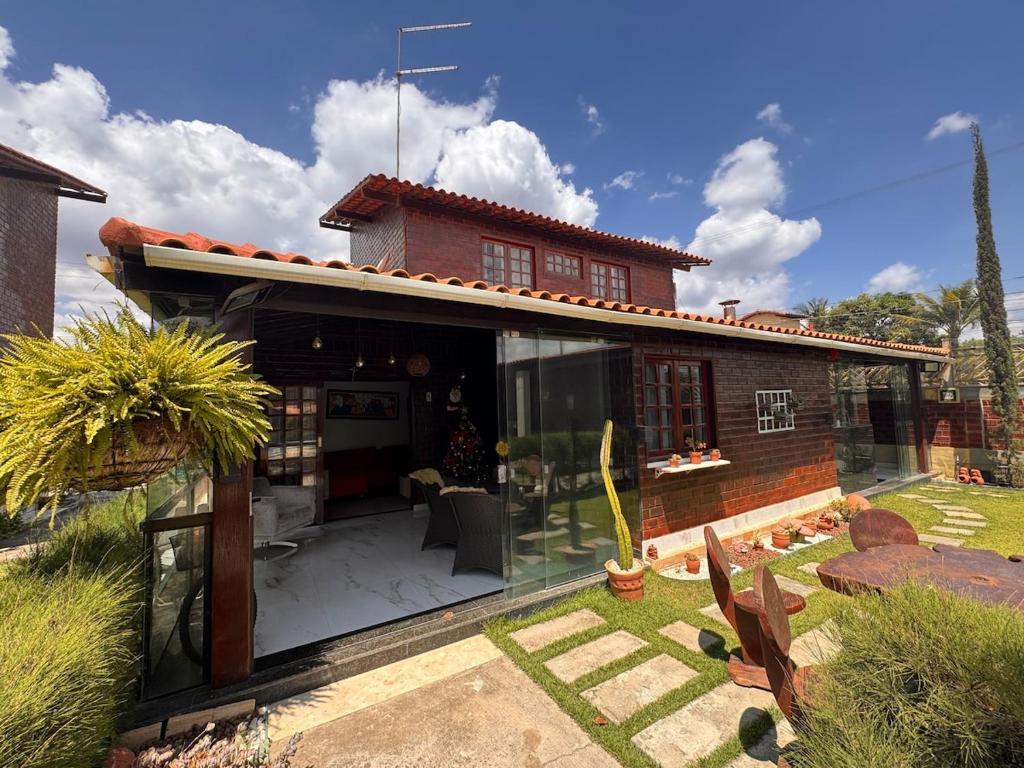 グラヴァターにあるCasa em gravata 4 quartos área gourmet completaの大きなガラス張りの家