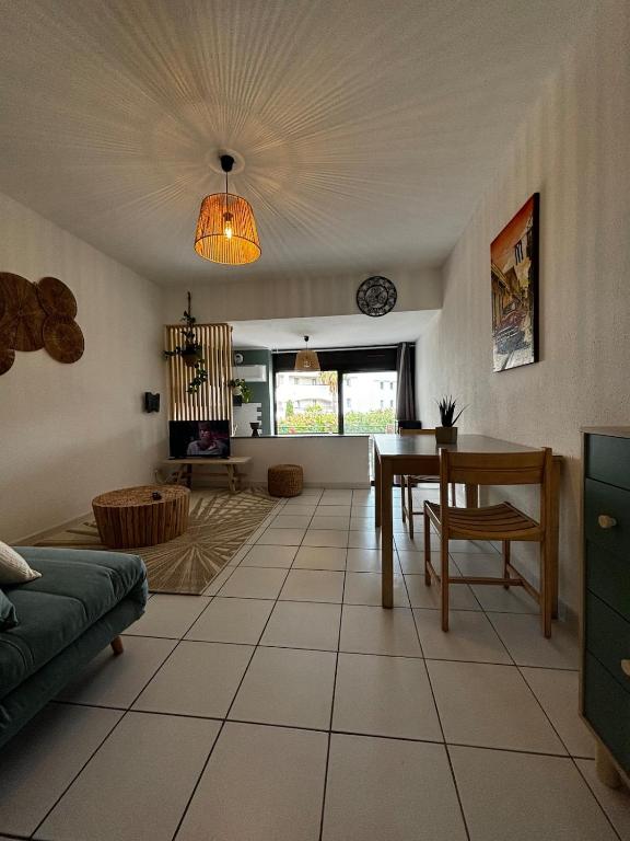 un salon avec une table et un canapé dans l'établissement Studio les Marines, à San-Nicolao