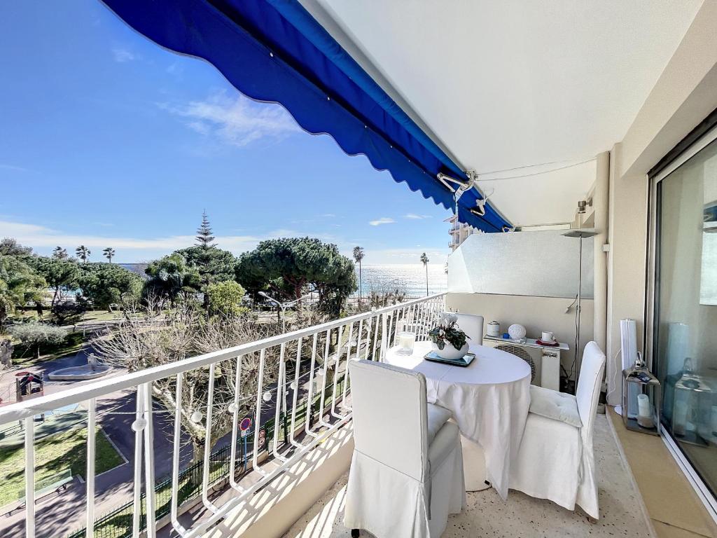 un balcon avec une table et des chaises et une vue dans l'établissement Emplacement idéal, terrasse vue mer 321L SEB, à Cannes